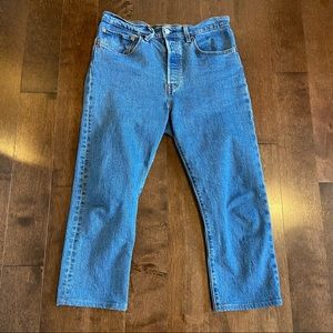 Levi’s 501 cropped Jeans in medium blue wash